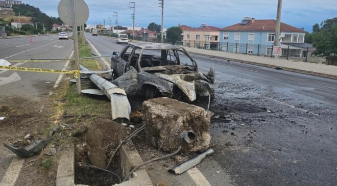 Samsun’da otomobil aydınlatma direğine çarptı: 1 ölü, 1 yaralı