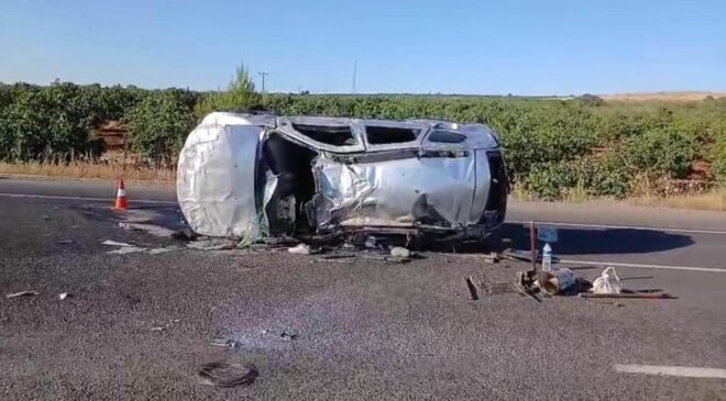 Şanlıurfa’da hafif ticari araç devrildi: 2 ölü