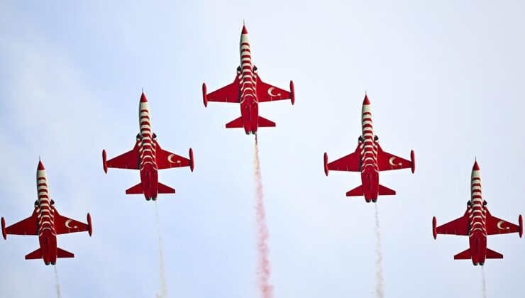 Başkent semalarında “Türk Yıldızları” uçuşu heyecanı