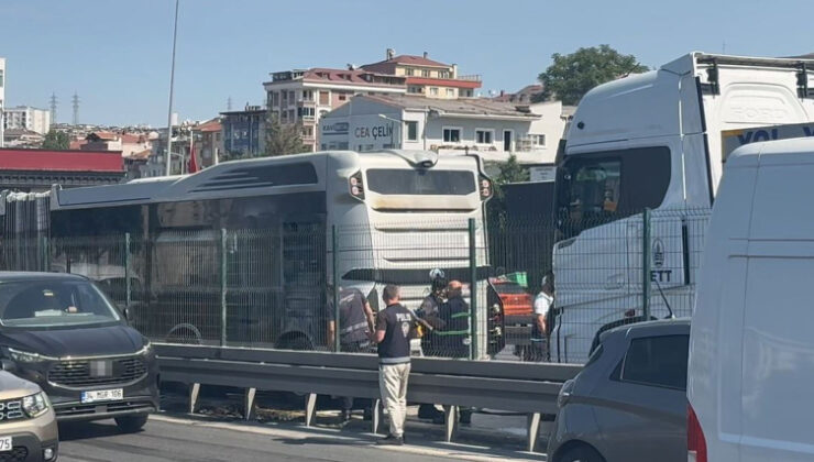 İstanbul’da metrobüste yangın