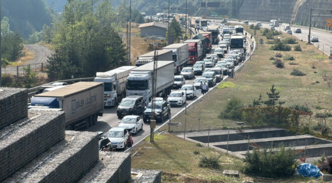 Bolu Dağı Tüneli'nde otomobil alev aldı