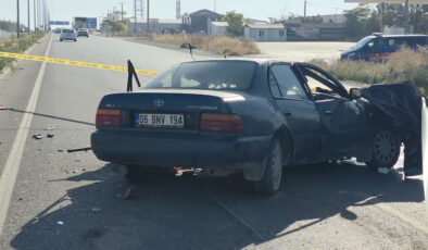 Aksaray'da otomobil direğe çarptı: 2 ölü, 2 yaralı