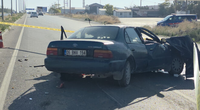 Aksaray'da otomobil direğe çarptı: 2 ölü, 2 yaralı