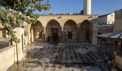 Depremlerde hasar gören 2 cami restore edildi