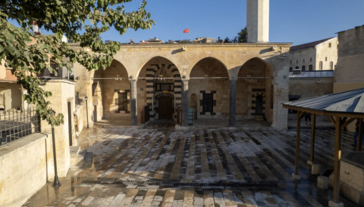 Depremlerde hasar gören 2 cami restore edildi