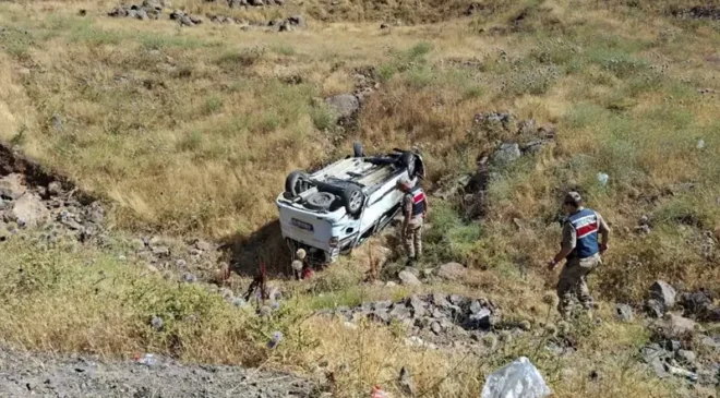 Bingöl’de araç şarampole devrildi: 6 yaralı