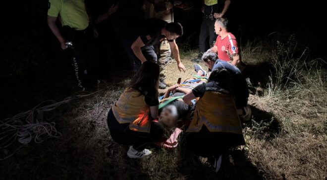Bursa'da otomobil uçuruma yuvarlandı, sürücü yaralı kurtarıldı