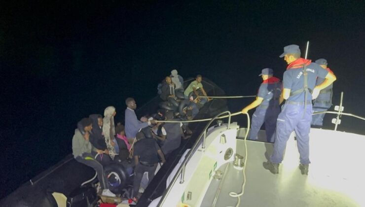 İzmir açıklarında 32 düzensiz göçmen yakalandı