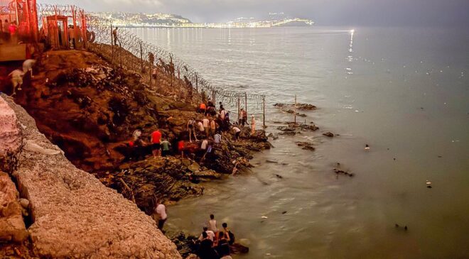 İspanya, son 24 saatte 49 binden fazla kişinin Sebte’ye geçtiğinin düşünüldüğünü bildirdi