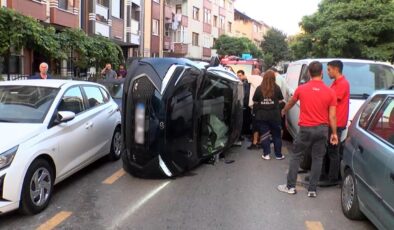 Ümraniye’de park halindeki araçlara çarpan otomobil devrildi