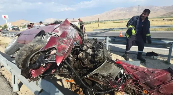 Van-Hakkari yolunda feci kaza: 1 ölü, 3 yaralı