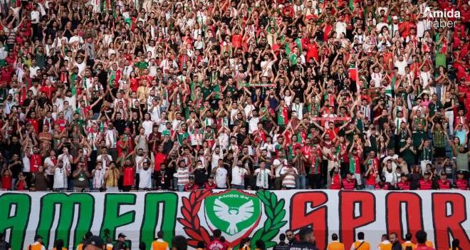İngiliz siyasetçilere Amedspor forması sürprizi
