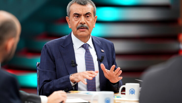 Bakan Tekin: Öğretmenlerimizi cep telefonu konusunda uyardık