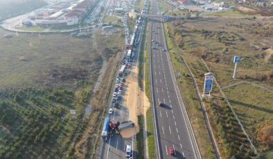 Anadolu Otoyolu'nun Kocaeli kesiminde bariyere çarpan tır ulaşımı aksattı