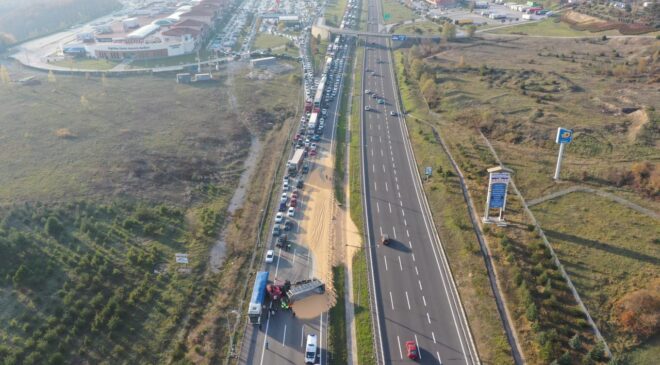 Anadolu Otoyolu'nun Kocaeli kesiminde bariyere çarpan tır ulaşımı aksattı