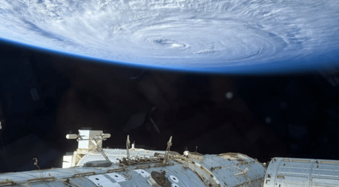Astronot, Dönen Tayfun Yunusunun Çılgın Fotoğrafını iPhone’unda UUİ’den Çekti