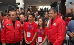 Bakan Kacır ile Selçuk Bayraktar, TEKNOFEST yarışma alanında öğrencilerle buluştu