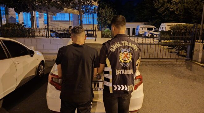 Trafikte bıçakla dehşet saçan sürücüye 180 bin lira ceza