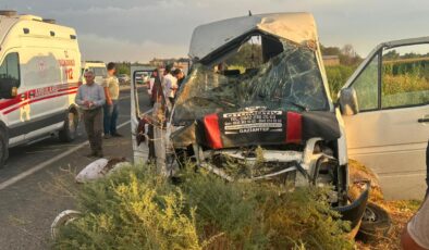 Şanlıurfa’da minibüs tahliye kanalına düştü: 15 yaralı