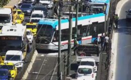 Beyoğlu’nda tramvay raydan çıktı