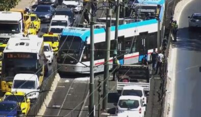 Beyoğlu’nda tramvay raydan çıktı