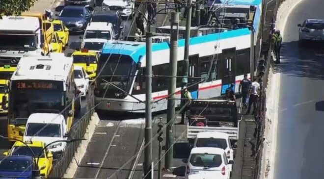 Beyoğlu’nda tramvay raydan çıktı