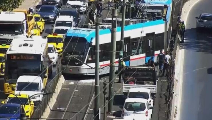 Beyoğlu’nda tramvay raydan çıktı