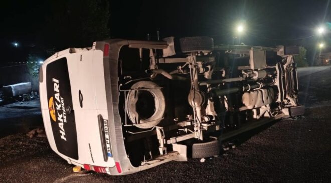 Van'da minibüsle kamyonun çarpıştığı kazada 13 kişi yaralandı