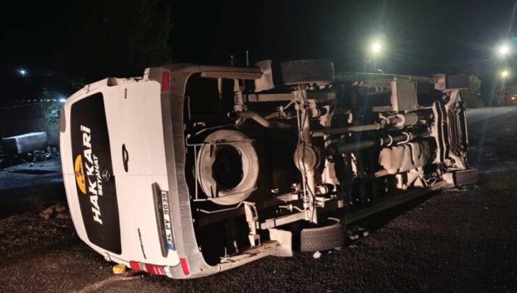 Van'da minibüsle kamyonun çarpıştığı kazada 13 kişi yaralandı