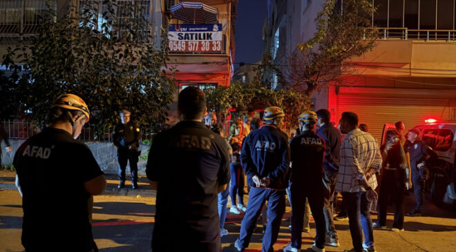 Mersin’de çatlaklar oluşan bina tahliye edildi