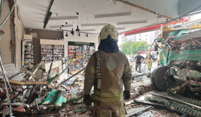Pendik'te hafriyat kamyonu eczaneye daldı: 7 yaralı