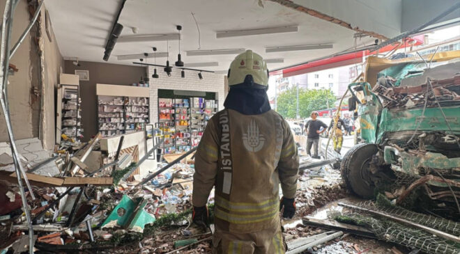 Pendik'te hafriyat kamyonu eczaneye daldı: 7 yaralı
