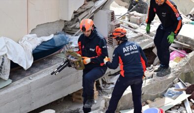 İstanbul Valisi Gül: Enkaz altında 3 kişi olduğunu düşünüyoruz