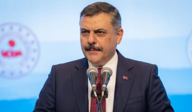 Bakan Çiftçi’den motor yağı dökülen yola toprak taşıyan polise teşekkür