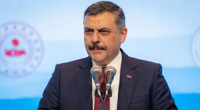 Bakan Çiftçi’den motor yağı dökülen yola toprak taşıyan polise teşekkür