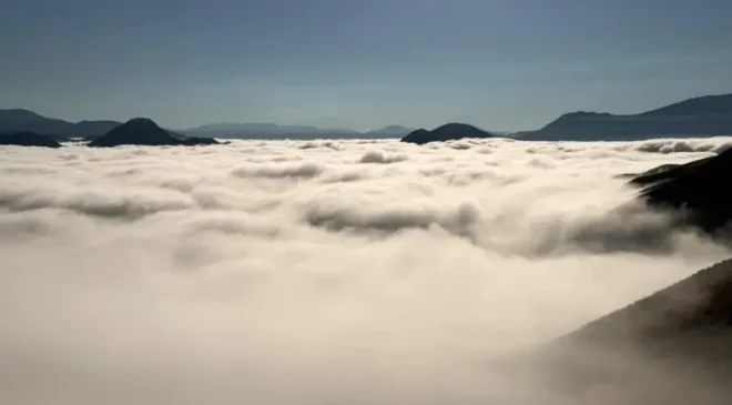 Dağlar sisle kaplandı, güneş manzarayı aydınlattı