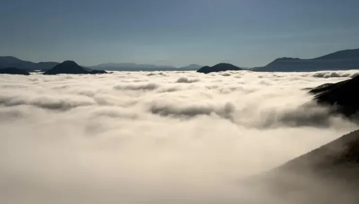 Dağlar sisle kaplandı, güneş manzarayı aydınlattı