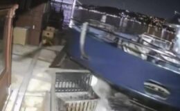 Üsküdar’da yolcu vapuru tarihi yalıya çarptı
