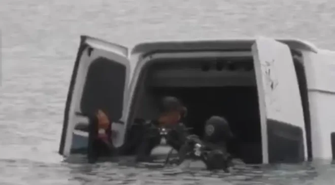 Van’da minibüs Erçek Gölü’ne uçtu