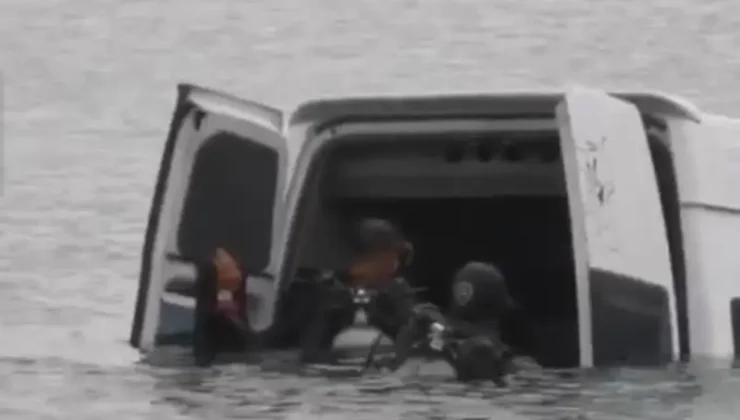 Van’da minibüs Erçek Gölü’ne uçtu