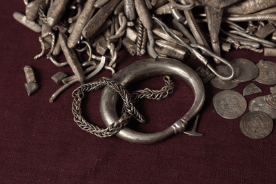 Danimarka Tarihinin En Büyük Viking Gümüş İstifi Mücevher, Madeni Para ve Gümüş Külçeler Dahil 700 Parça Hazine İçeriyor